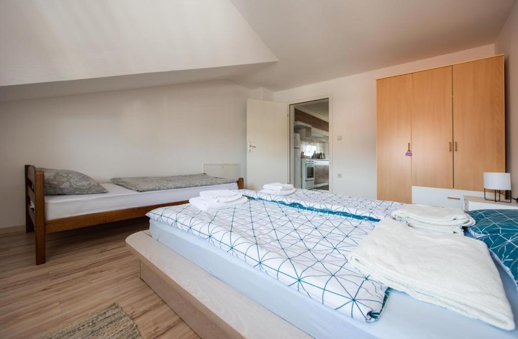 Apartman Luca リヴノ エクステリア 写真